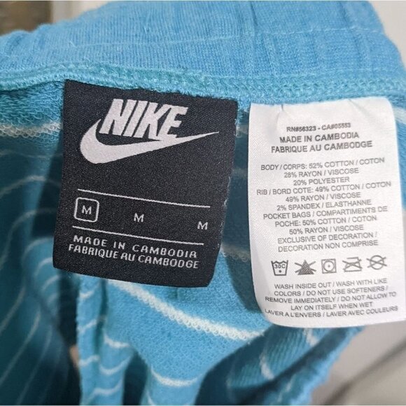 Nike | Girls Striped Sports Shorts - Picture 3 of 6